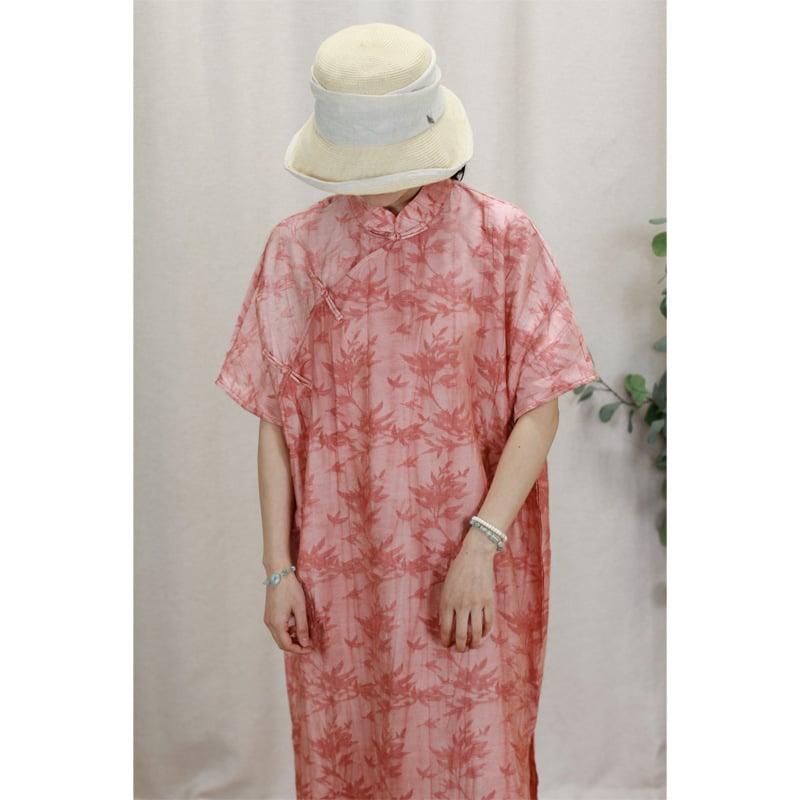 Ravna haljina u kineskom stilu qipao s stoječim ovratnikom i nagnutim preklopom na kopčanje, kratki rukavi, cvjetni jacquard od Tencela