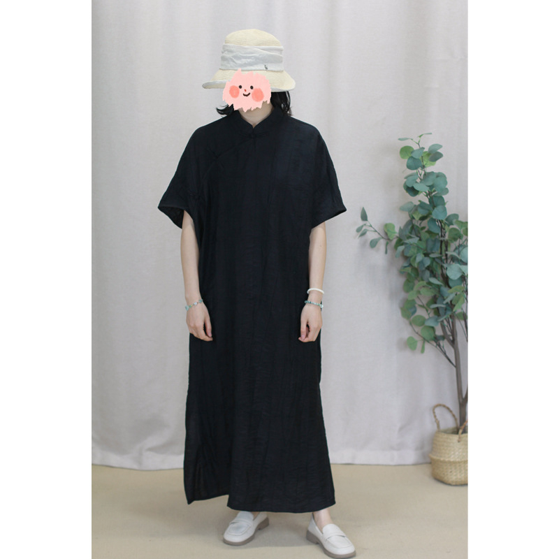 Ravna haljina u kineskom stilu qipao s stoječim ovratnikom i nagnutim preklopom na kopčanje, kratki rukavi, cvjetni jacquard od Tencela