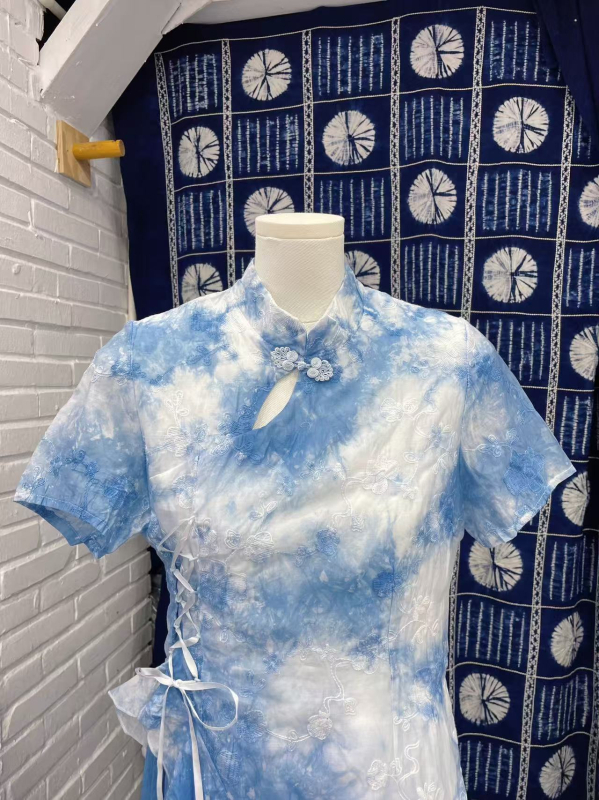Duga haljina u stilu cheongsam s biljnom tie-dye bojom, ručno izrađena, kineski stil, retro, s disk kopčama