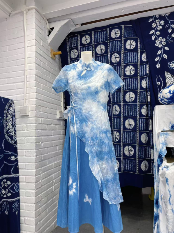 Duga haljina u stilu cheongsam s biljnom tie-dye bojom, ručno izrađena, kineski stil, retro, s disk kopčama