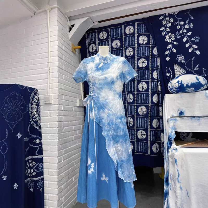 Duga haljina u stilu cheongsam s biljnom tie-dye bojom, ručno izrađena, kineski stil, retro, s disk kopčama