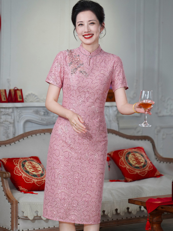 Nova kineska qipao haljina s visokim ovratnikom, ružičasta čipka, uski kroj, midi duljina, proljeće-ljeto, retro inspiriran stil