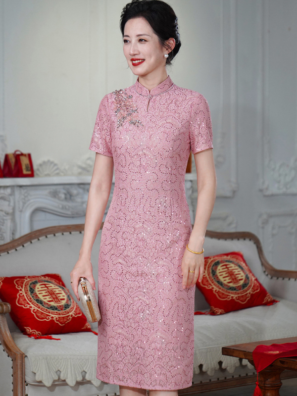 Nova kineska qipao haljina s visokim ovratnikom, ružičasta čipka, uski kroj, midi duljina, proljeće-ljeto, retro inspiriran stil