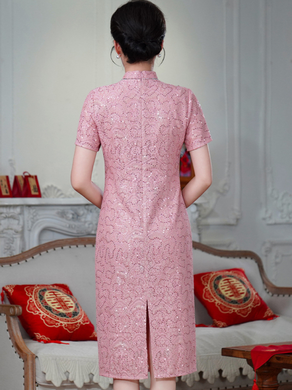 Nova kineska qipao haljina s visokim ovratnikom, ružičasta čipka, uski kroj, midi duljina, proljeće-ljeto, retro inspiriran stil