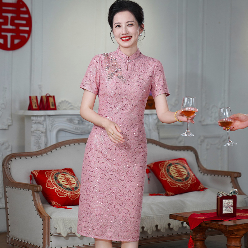 Nova kineska qipao haljina s visokim ovratnikom, ružičasta čipka, uski kroj, midi duljina, proljeće-ljeto, retro inspiriran stil
