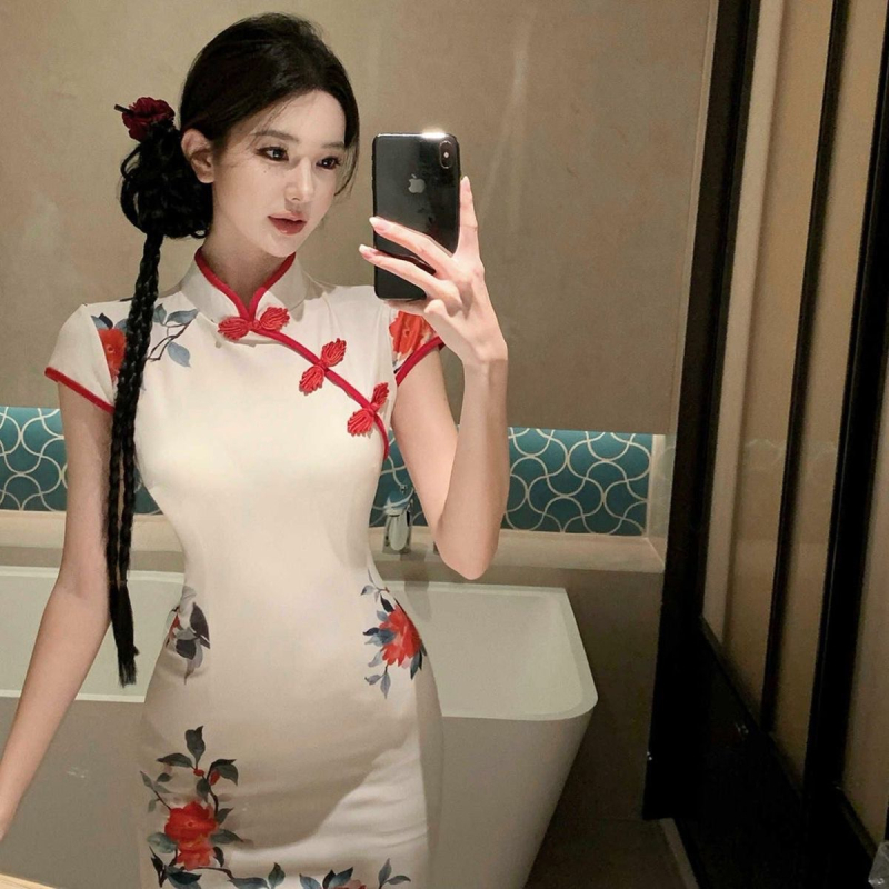 Ženska haljina u stilu cheongsam, ljeto 2025, kineski retro stil, cvjetni otisak, uski kroj, visok ovratnik, kratki rukavi, poliester