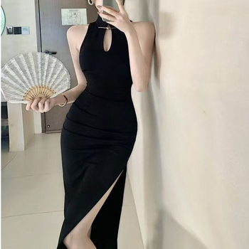 Haljina bez rukava u stilu cheongsama sa visokim šlicem i otvorima na bokovima, srednje duljine, elegantna.
