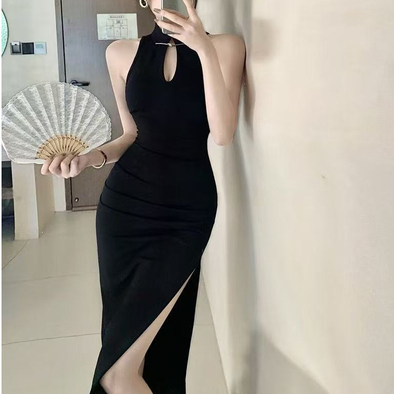 Haljina bez rukava u stilu cheongsama sa visokim šlicem i otvorima na bokovima, srednje duljine, elegantna.