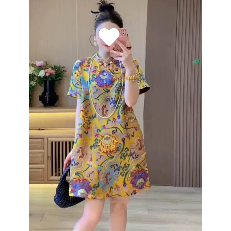 Ženska haljina u kineskom stilu sa stojećim ovratnikom, kratkim rukavima, visokim strukom i otiskom.