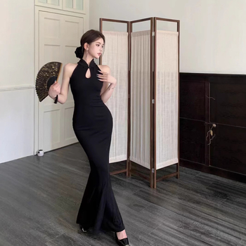 Crna haljina u stilu cheongsam s halter vratom, bez rukava, visokim strukom, dugačak siluetu ribljeg repa