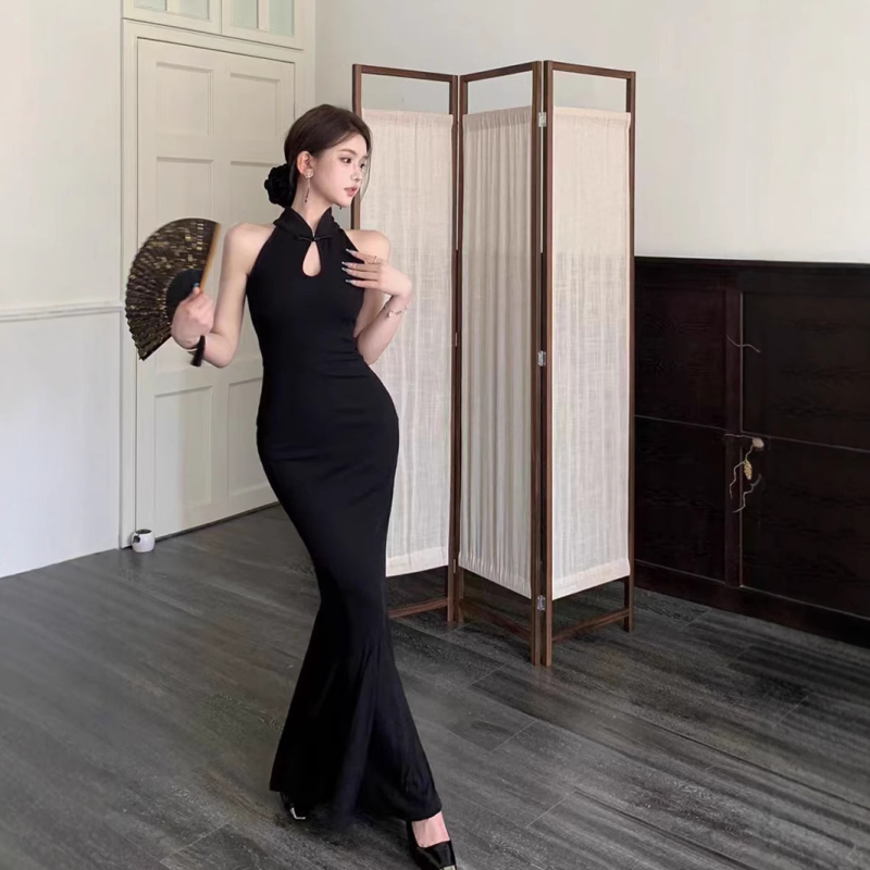 Crna haljina u stilu cheongsam s halter vratom, bez rukava, visokim strukom, dugačak siluetu ribljeg repa