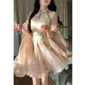Moderna kineska inspirirana haljina u nacionalnom stilu, poboljšani cheongsam bez rukava, ljetna, elegantna silueta s naglašenim strukom i puffastom kratkom suknjom.