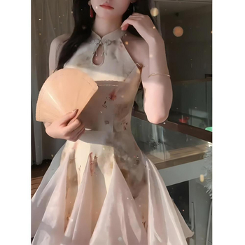 Moderna kineska inspirirana haljina u nacionalnom stilu, poboljšani cheongsam bez rukava, ljetna, elegantna silueta s naglašenim strukom i puffastom kratkom suknjom.
