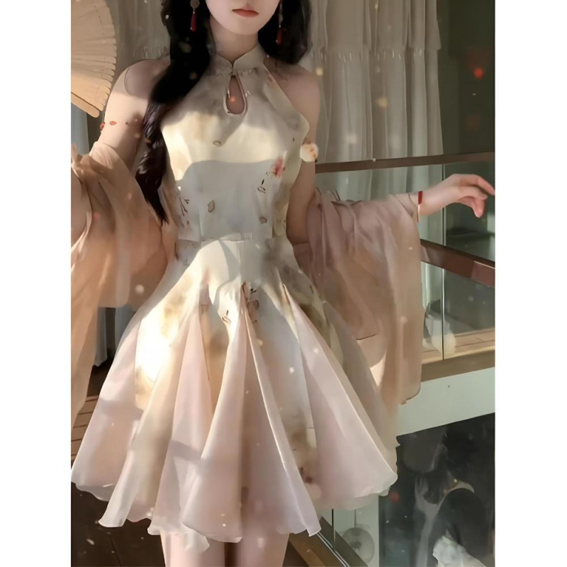 Moderna kineska inspirirana haljina u nacionalnom stilu, poboljšani cheongsam bez rukava, ljetna, elegantna silueta s naglašenim strukom i puffastom kratkom suknjom.