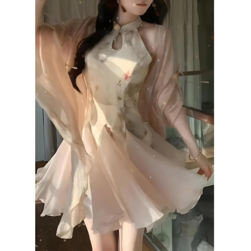 Moderna kineska inspirirana haljina u nacionalnom stilu, poboljšani cheongsam bez rukava, ljetna, elegantna silueta s naglašenim strukom i puffastom kratkom suknjom.