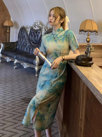 Haljina u stilu čipao s cvjetnim uzorkom, A-linija silueta, kratki rukav, kineski ovratnik, istaknuti struk, srednja duljina, plus size