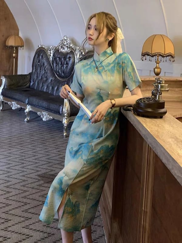 Haljina u stilu čipao s cvjetnim uzorkom, A-linija silueta, kratki rukav, kineski ovratnik, istaknuti struk, srednja duljina, plus size