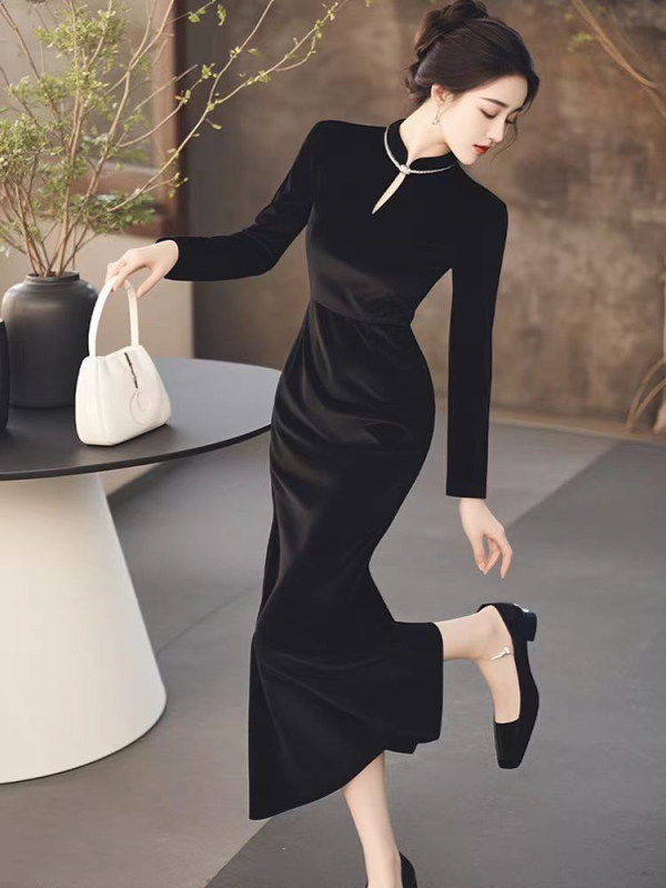 Crna baršunasta haljina s visokim ovratnikom, moderan kineski stil, elegantna i profinjena, A-linija, midi duljina, dugi rukavi, jesen