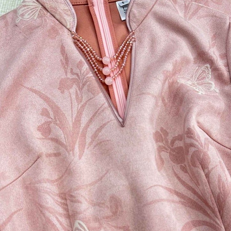 2025 Izvorno ručno izrađeni kineski stil cheongsam s izvezom i perlicama na lancu Peach Blossom Oolong, jesen-zima retro