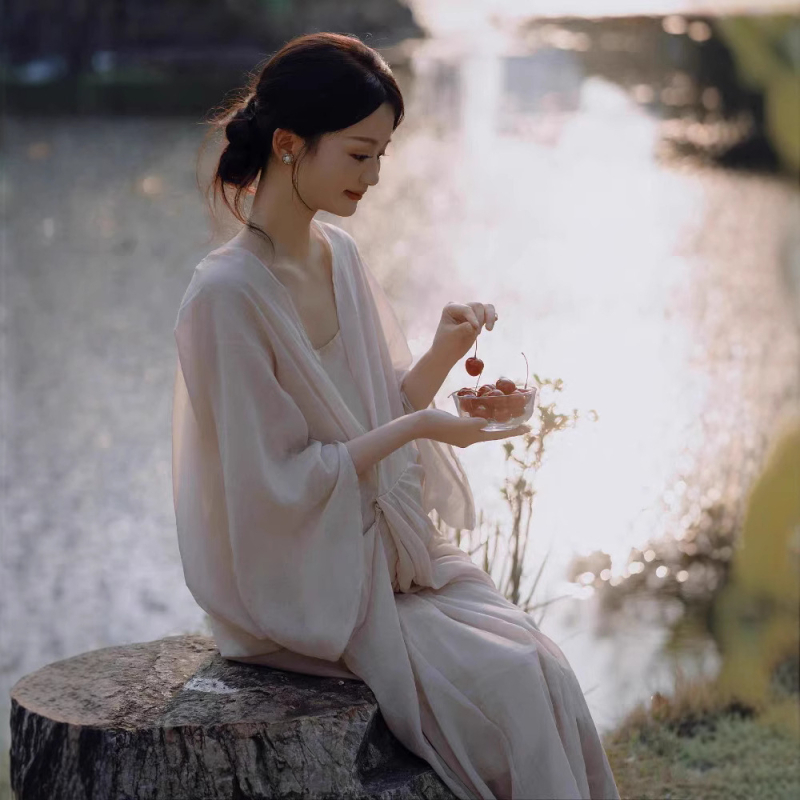 Trudnička haljina za studijsku fotografiju – retro stil uljne slike, jednostavno umjetničko portretno odijevanje
