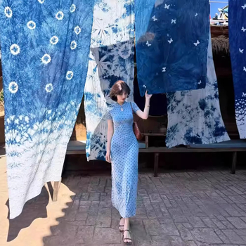 Qipao haljina s točkastim uzorkom, duga, naglašenim strukom, izrez u obliku kapljice vode