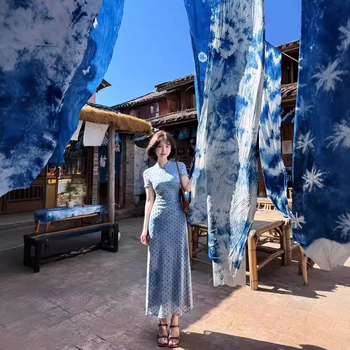 Qipao haljina s točkastim uzorkom, duga, naglašenim strukom, izrez u obliku kapljice vode