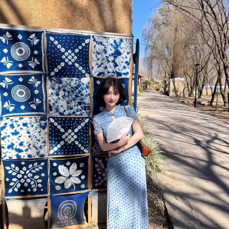 Qipao haljina s točkastim uzorkom, duga, naglašenim strukom, izrez u obliku kapljice vode