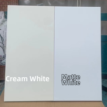 Hliníkové stropné panely 300×300 a 600×600, akustické panely pre školy, továrne, nemocnice a kancelárie – integrovaný stropný systém