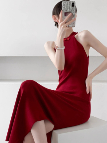 Crvena elegantna pletena haljina bez rukava s halter izrezom, uski kroj, dugačka