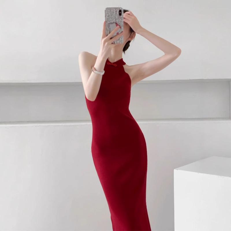 Crvena elegantna pletena haljina bez rukava s halter izrezom, uski kroj, dugačka