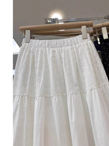 Bijela pamučna midi suknja s visokim strukom, ukrašena čipkom, patchwork dizajn