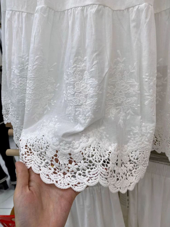 Bijela pamučna midi suknja s visokim strukom, ukrašena čipkom, patchwork dizajn