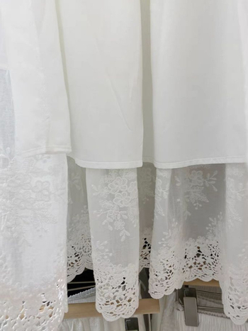 Bijela pamučna midi suknja s visokim strukom, ukrašena čipkom, patchwork dizajn