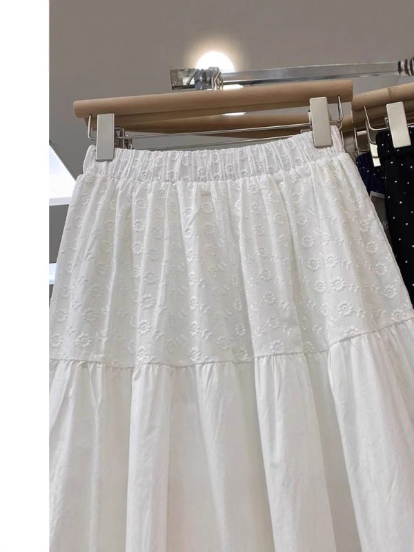 Bijela pamučna midi suknja s visokim strukom, ukrašena čipkom, patchwork dizajn
