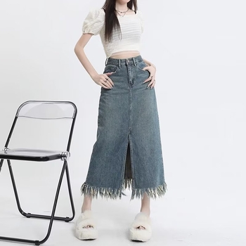 Retro denim suknja visokog struka s prednjim izrezom i resicama, srednje duljine, A-linije kroja.