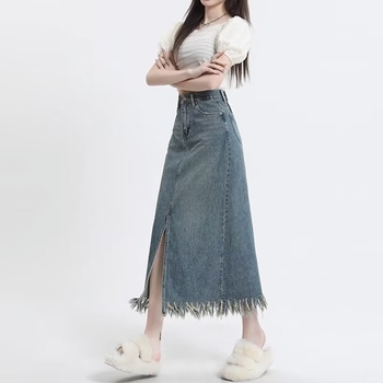 Retro denim suknja visokog struka s prednjim izrezom i resicama, srednje duljine, A-linije kroja.