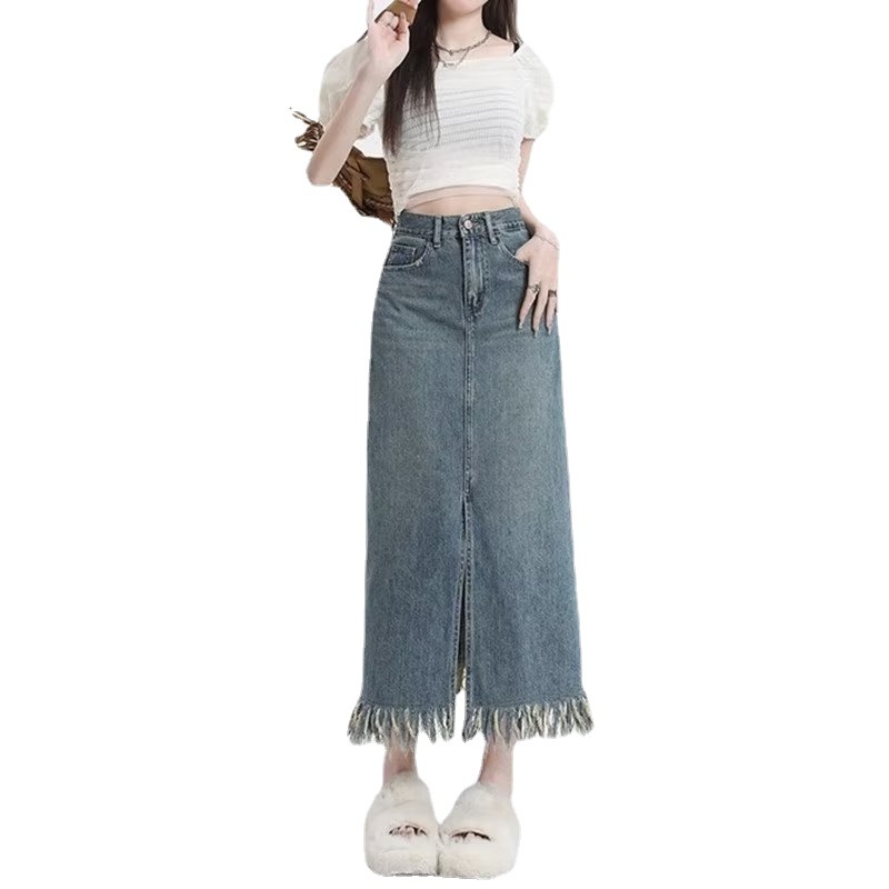 Retro denim suknja visokog struka s prednjim izrezom i resicama, srednje duljine, A-linije kroja.