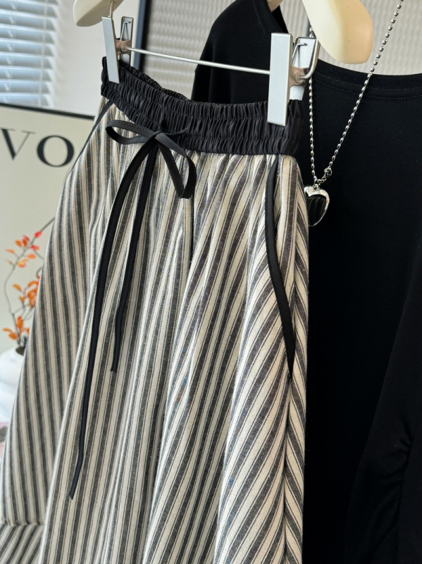Suknja s A-linijom, prugasta, elastični pojas, ležeran i elegantan izgled