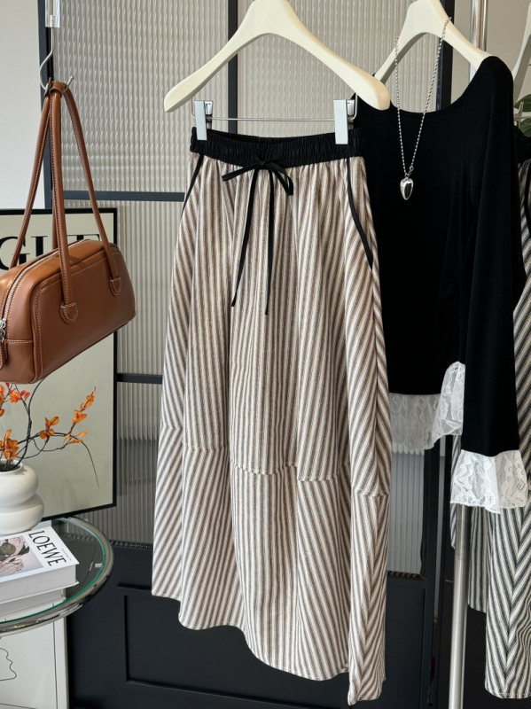 Suknja s A-linijom, prugasta, elastični pojas, ležeran i elegantan izgled