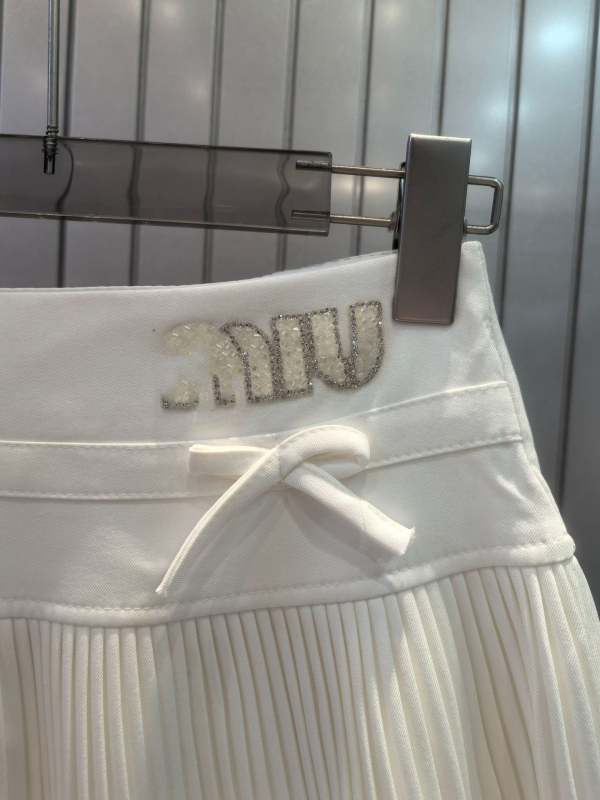 2026 proljetno, korejski stil plisirana suknja s mašnicom i rhinestones ukrasom, elegantna i slatka, svestrana kratka suknja