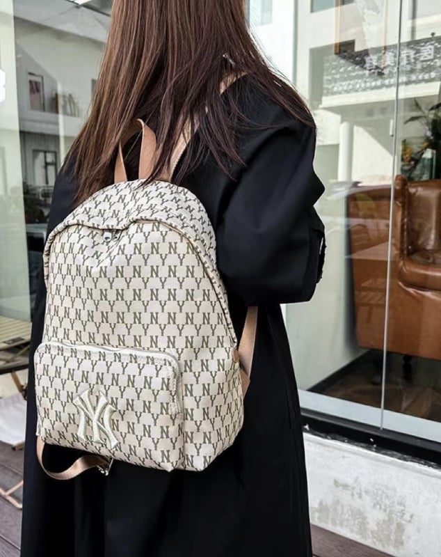 Klasičan platneni ruksak s monogramom, 20–35 L, za svakodnevnu upotrebu, bez podstavke, može smjestiti 14-inčni prijenosnik, jastučići na naramenicama