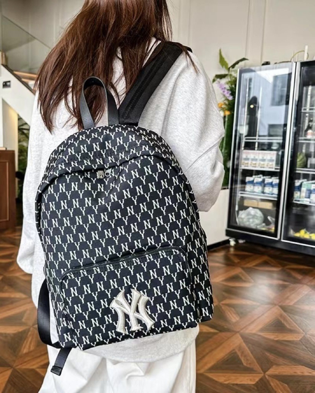 Klasičan platneni ruksak s monogramom, 20–35 L, za svakodnevnu upotrebu, bez podstavke, može smjestiti 14-inčni prijenosnik, jastučići na naramenicama