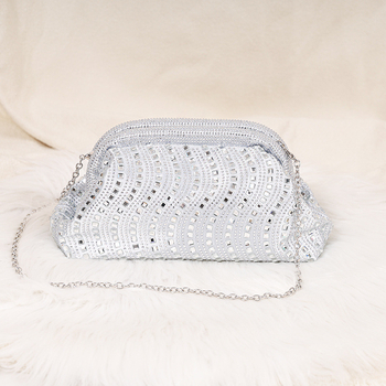 Ezüst- és aranyszínű strasszkővel díszített hullám mintázatú női esti clutch