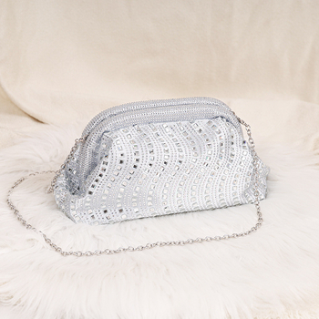 Ezüst- és aranyszínű strasszkővel díszített hullám mintázatú női esti clutch
