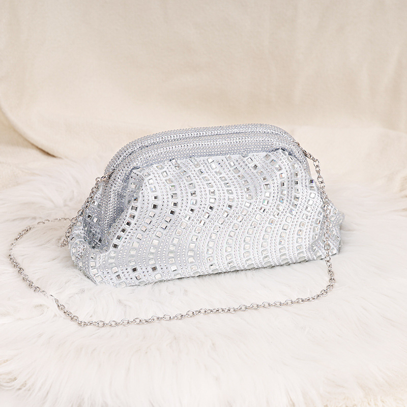 Ezüst- és aranyszínű strasszkővel díszített hullám mintázatú női esti clutch
