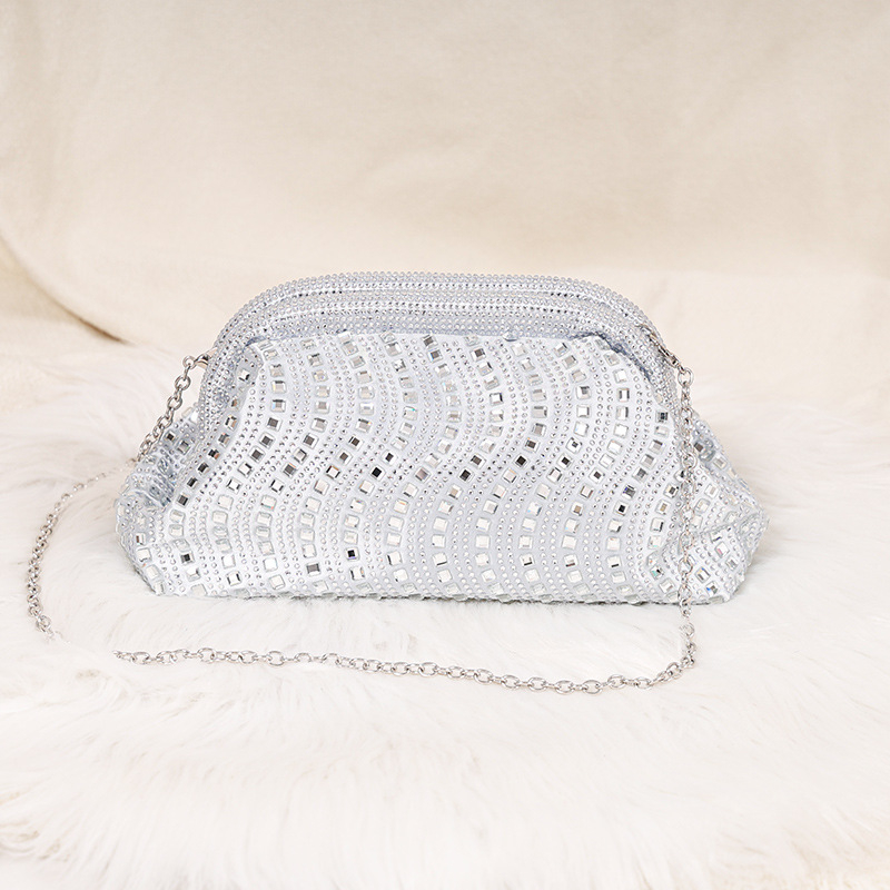 Ezüst- és aranyszínű strasszkővel díszített hullám mintázatú női esti clutch
