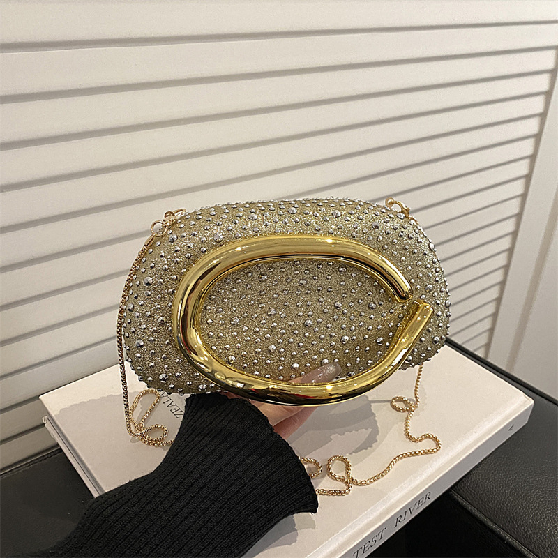 Elegantna večernja torbica s lančanim kaišem i rivet dekorom, zatvara se klipsom, mala ovalna torbica