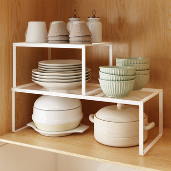 Многослоен стелаж за съхранение в кухненските шкафове, подходящ за под мивката, с разделители за купи, чинии, подправки и съдове.