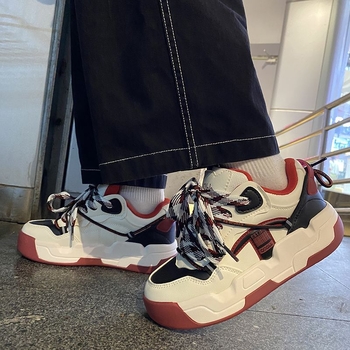 Muške loaferice s debelim potplatom i otvorenim prstima, opušteni gradski stil, životinjski uzorak