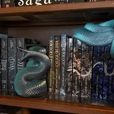 Смолна змия – декоративна фигура за книги и настолен декор